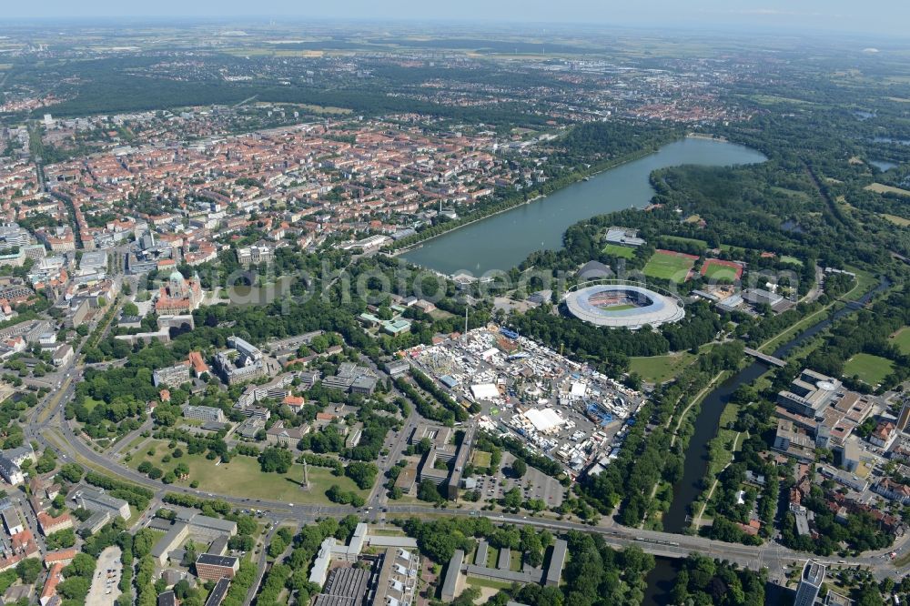 Aerial image Hannover - The lake Maschsee at the Suedstadt (South City) part of Hannover in the state of Lower Saxony. The lake is an artificial water area in the south of the city. It is a beloved leisure and recreational site and offers different water sports facilities. The HDI Arena is located on its northern shore. It is the home stadium of the Hannover 96 football club