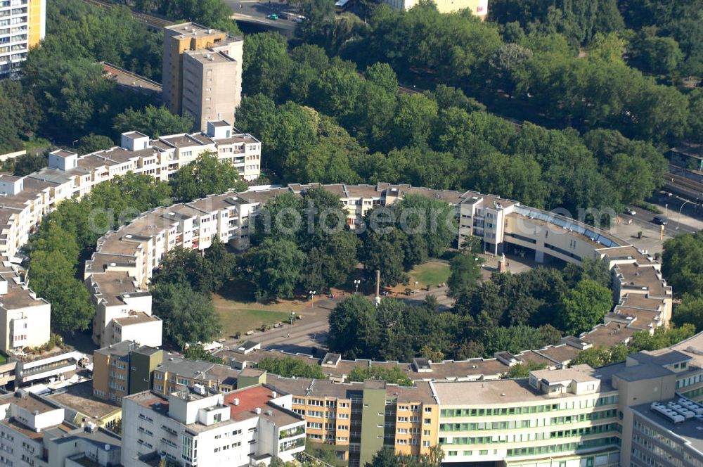 Aerial photograph Berlin - Blick auf den Mehringplatz in Kreuzberg. Der Platz liegt direkt am U-Bahnhof Hallesches Tor, am Landwehrkanal. Er wurde ursprünglich 1730 am südlichen Ender der Friedrichstraße angelegt und seitdem mehrmals umgebaut. Am kennzeichnensten ist der Brunnen mit der Friedenssäule, die seit 1843 mitten auf dem Platz steht.