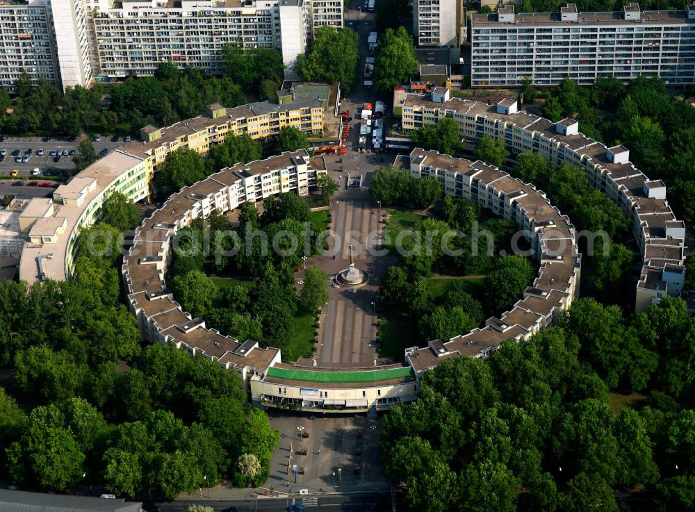 Aerial photograph Berlin - The Mehring Square is located in the northwestern part of the Kreuzberg district of Berlin. Its hallmark is a fountain with the peace column erected in 1843. The development area around the square is now considered as a social problem and prevention field