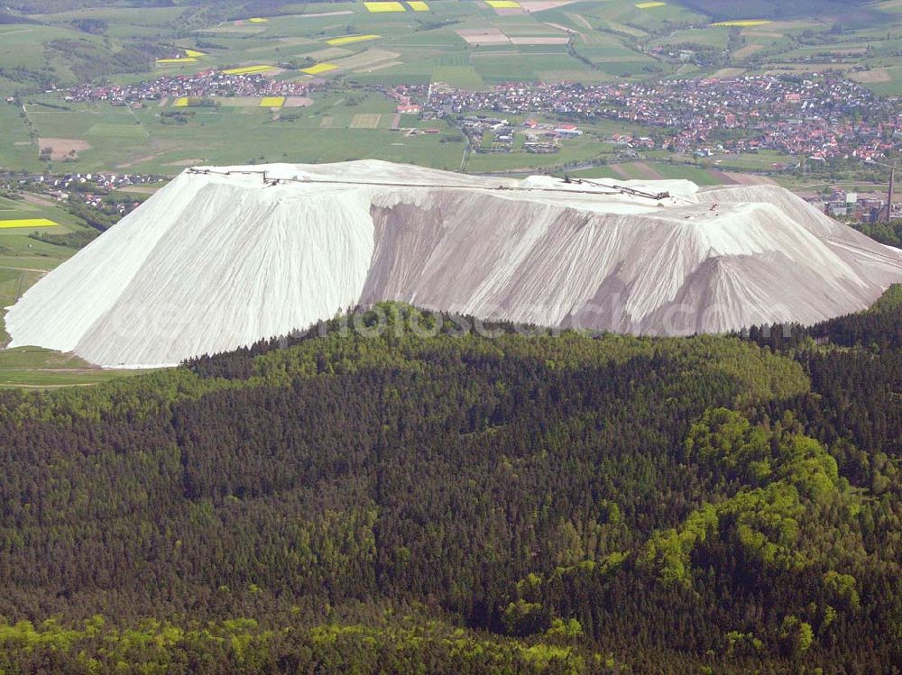 Aerial photograph Heringen - Blick auf den Monte Kali in 36266 Heringen. Der Monte Kali hat eine Höhe von 530m und wächst jeden Tag um weitere 13.000t nicht verwertbares Salz an.