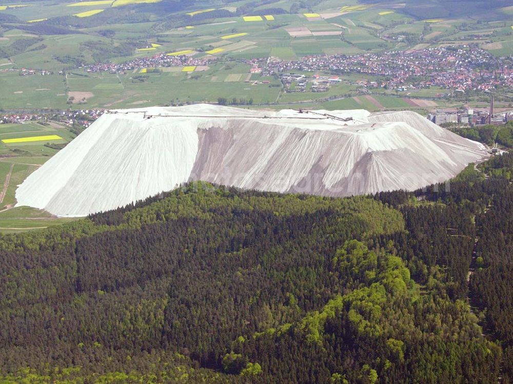 Heringen from above - Blick auf den Monte Kali in 36266 Heringen. Der Monte Kali hat eine Höhe von 530m und wächst jeden Tag um weitere 13.000t nicht verwertbares Salz an.