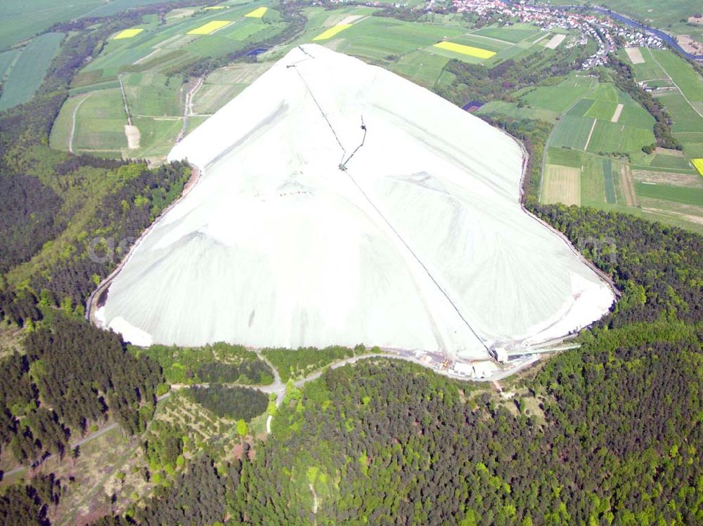 Heringen from above - Blick auf den Monte Kali in 36266 Heringen. Der Monte Kali hat eine Höhe von 530m und wächst jeden Tag um weitere 13.000t nicht verwertbares Salz an.