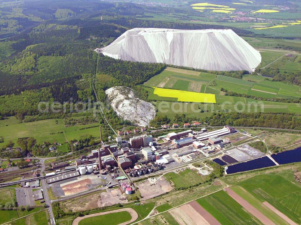 Heringen from the bird's eye view: Blick auf 36266 Heringen. Im Hintergrund ist der Monte Kali zu sehen. Der Monte Kali hat eine Höhe von 530m und wächst jeden Tag um weitere 13.000t nicht verwertbares Salz an.