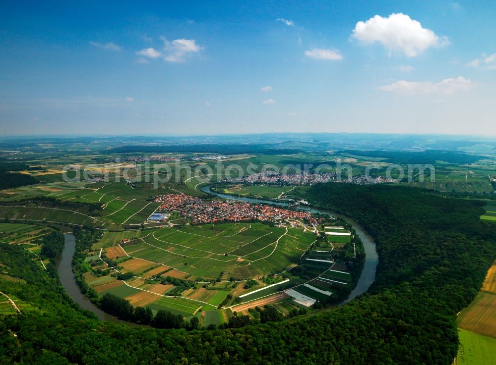 Hessigheim from the bird's eye view: The run of the river Neckar at Mundelsheim in the county district of Ludwigsburg in the state of Baden-Württemberg. The river takes a horseshoe bend between vineyards