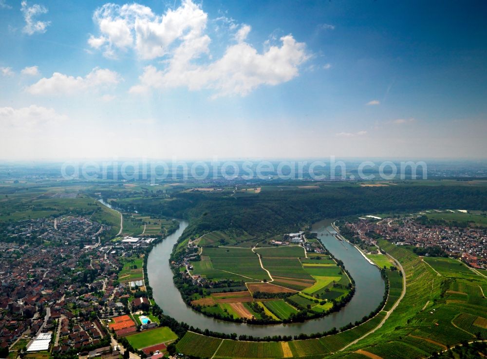 Mundelsheim from the bird's eye view: The run of the river Neckar at Mundelsheim in the county district of Ludwigsburg in the state of Baden-Württemberg. The river takes a horseshoe bend between vineyards. Its run from South to North and South again encloses the forest of Neckarhalde and some fields