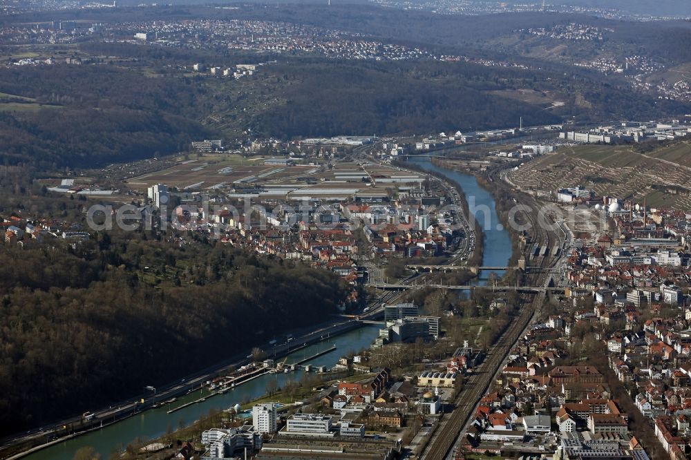 Aerial photograph Esslingen - At the bank of the river neckar the city Esslingen, in the state Baden-Wuerttemberg, is located. In front of the train station, the old bridges Pliensaubruecke und Vogelsangbruecke are crossing the river