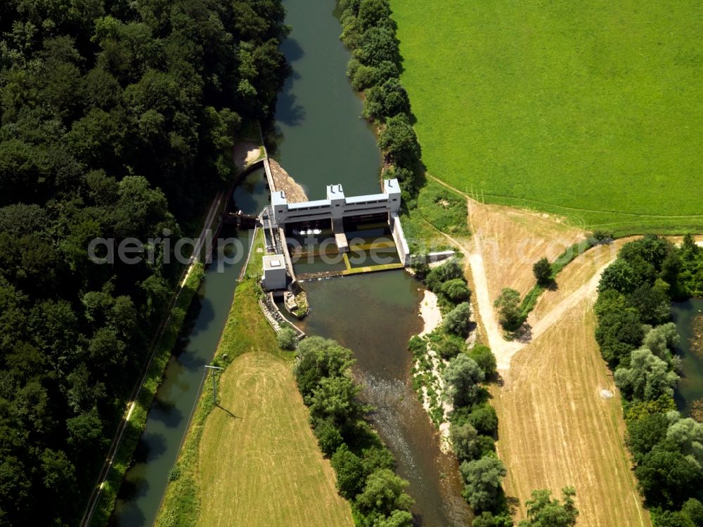 Kirchentellinsfurt from the bird's eye view: The channel and the dam of the river Neckar in the county of Kirchentellinsfurt in the state of Baden-Württemberg. Located in the Neckar valley, a small barrier and dam build a recreational area as well as two small lakes filled with water from the river. The larger one of the lakes is the quarry pond Epple