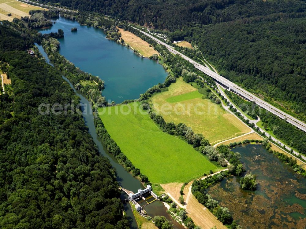 Aerial photograph Kirchentellinsfurt - The channel and the dam of the river Neckar in the county of Kirchentellinsfurt in the state of Baden-Württemberg. Located in the Neckar valley, a small barrier and dam build a recreational area as well as two small lakes filled with water from the river. The larger one of the lakes is the quarry pond Epple