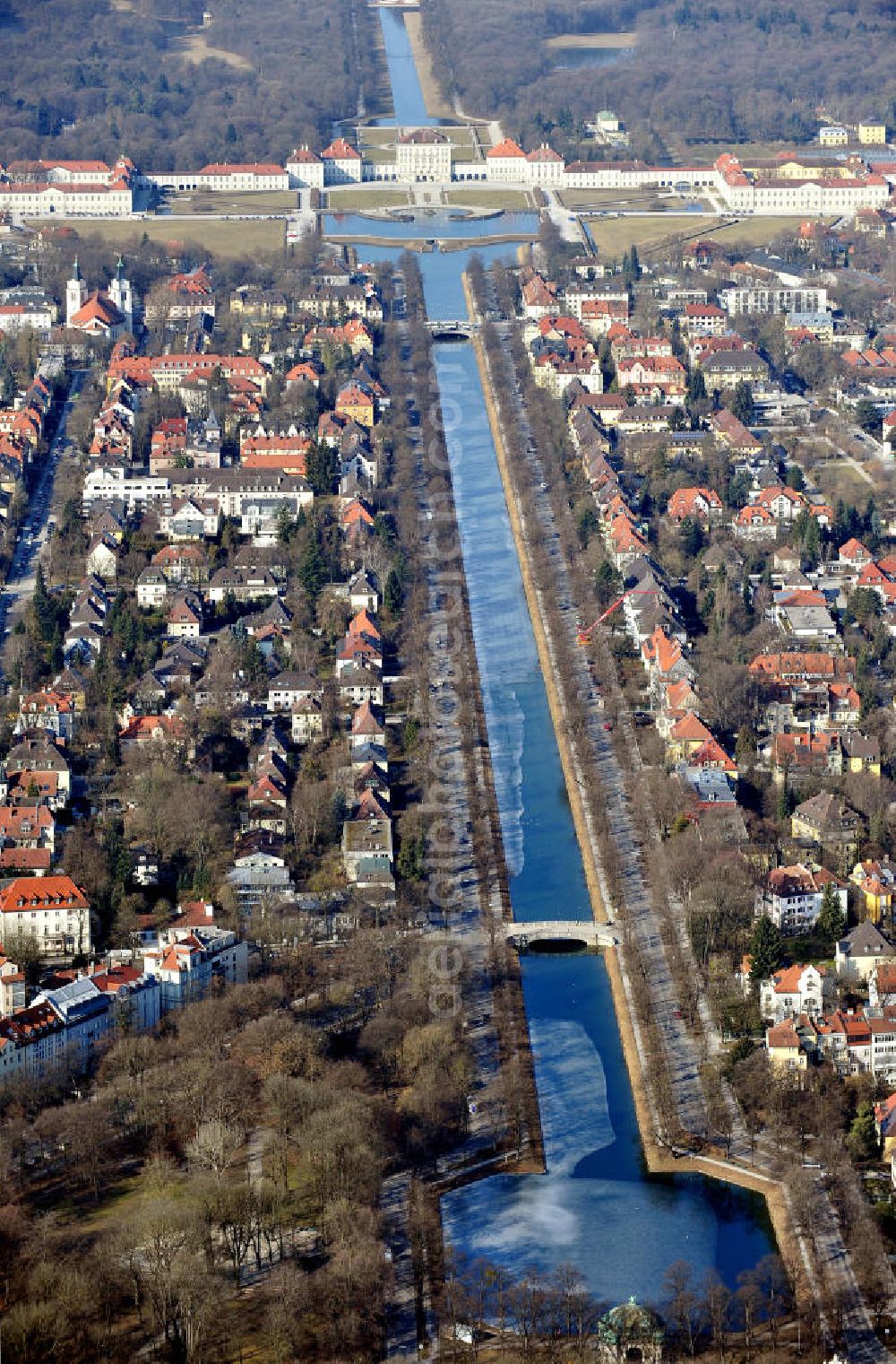 München from above - Der östliche Teil des künstlich angelegten Nymphenburger Kanals, auch Schlosskanal genannt, zwischen dem Schloss Nymphenburg und dem Hubertusbrunnen im Münchener Stadtbezirk Neuhausen-Nymphenburg. The eastern part of the Nymphenburger Canal in the Munich district Neuhausen-Nymphenburg.