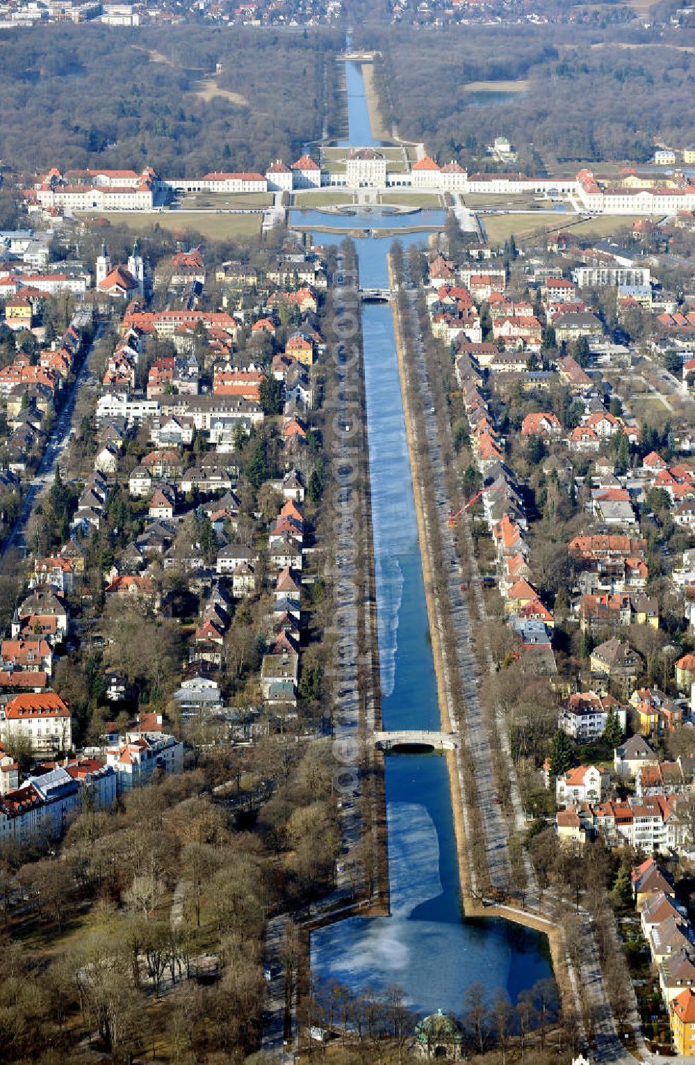 München from the bird's eye view: Der östliche Teil des künstlich angelegten Nymphenburger Kanals, auch Schlosskanal genannt, zwischen dem Schloss Nymphenburg und dem Hubertusbrunnen im Münchener Stadtbezirk Neuhausen-Nymphenburg. The eastern part of the Nymphenburger Canal in the Munich district Neuhausen-Nymphenburg.