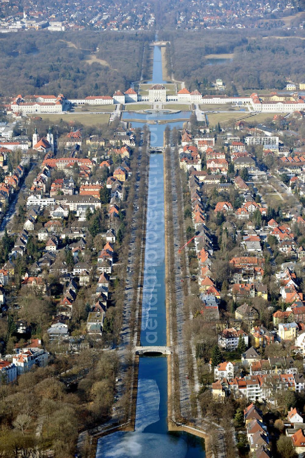 Aerial image München - Der östliche Teil des künstlich angelegten Nymphenburger Kanals, auch Schlosskanal genannt, zwischen dem Schloss Nymphenburg und dem Hubertusbrunnen im Münchener Stadtbezirk Neuhausen-Nymphenburg. The eastern part of the Nymphenburger Canal in the Munich district Neuhausen-Nymphenburg.