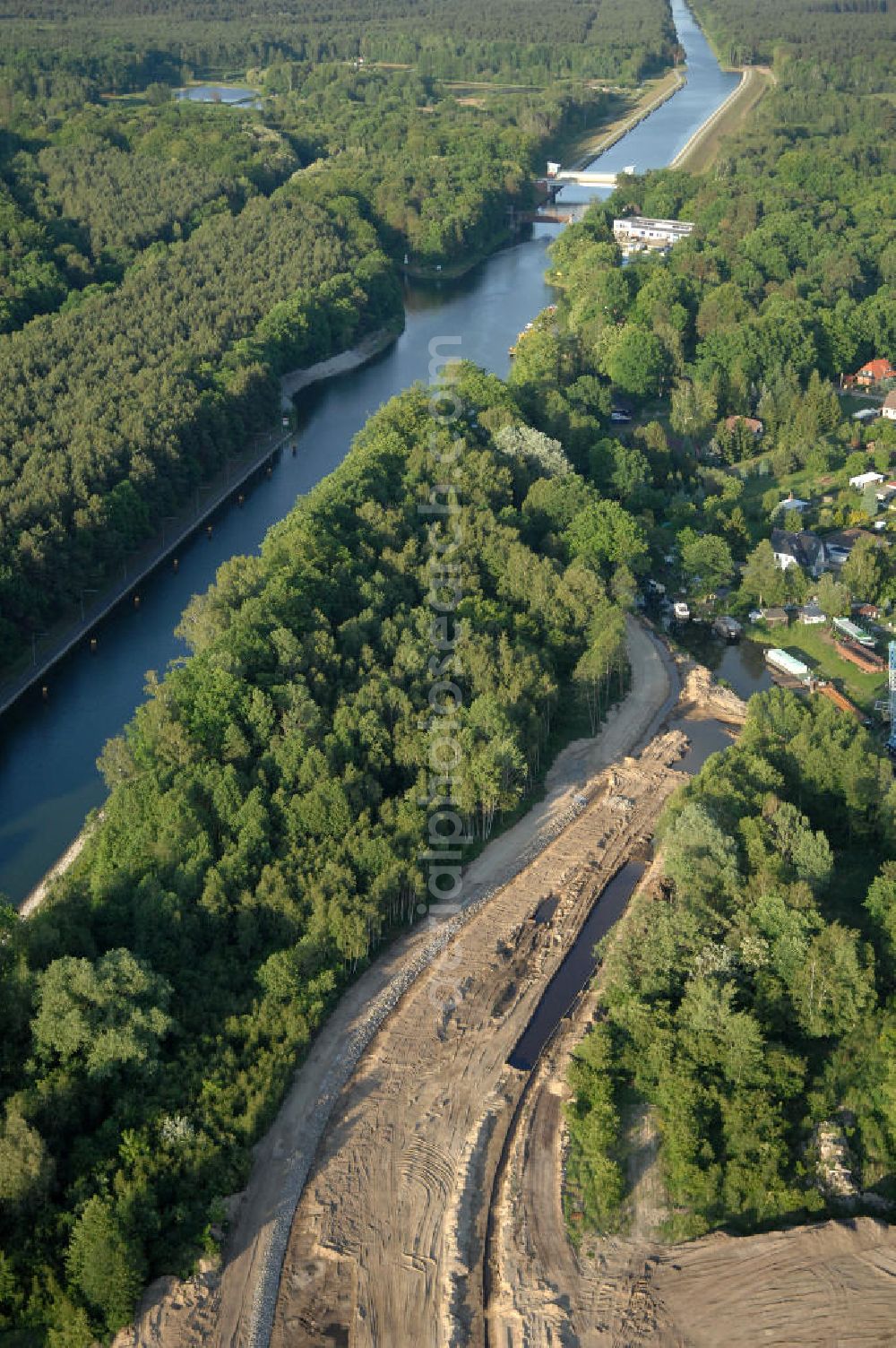 Finowfurt from above - Blick auf den Oder-Havel-Kanal. Er verbindet die Havel vom Nieder Neundorfer See mit Hohensaaten an der Oder. Gebaut wurde er von 1906 bis 1914 um den Finowkanal zu entlasten. Kontakt: Wasser und Schifffahrtsverwaltung des Bundes (WSV), Referat WS16, Verkehrstechnik, IT und Öffentlichkeitsarbeit in der Wasser- und Schifffahrtsverwaltung, Robert-Schuman-Platz 1, 53170 Bonn, Tel. 03677 / 669-0