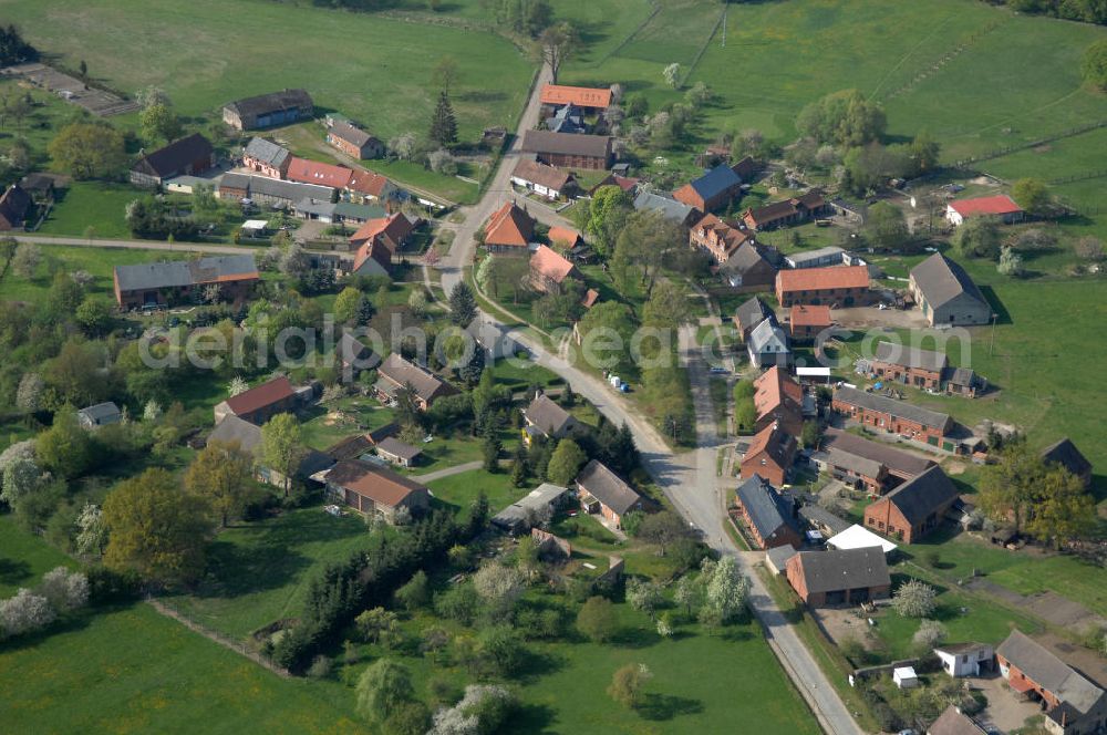 Buckow from above - Blick auf den Ort Buckow in der Prignitz. Er gehört seit 2002 zur Gemeinde Kümmernitztal in Brandenburg. Buckow ist als Ringdorf angelegt, in dessen Mitte sich eine Kirche mit seperatem Glockenturm befindet. Kontakt: Amt Meyenburg, Freyensteiner Str. 42, 16945 Meyenburg, Tel. 033968 / 825-0