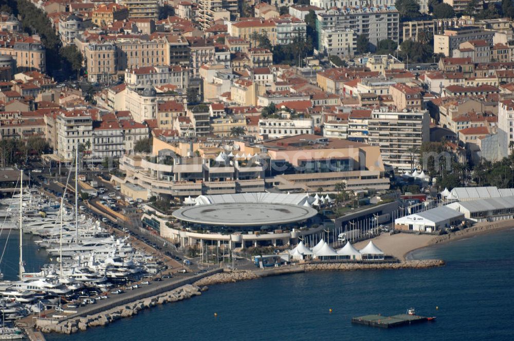 Cannes from above - Blick auf der Palais des Festivals et des Congrès Cannes. Cannes ist eine Stadt mit ca. 70.200 Einwohnern (2006) in Südfrankreich an der Cote d' Azur im Département Alpes-Maritimes. Kontakt: Palais des Festivals et des Congrès de Cannes, 06403 Cannes, Tel. +33 (0)4 93 39 01 01, Fax +33 (0)4 93 99 37 34,