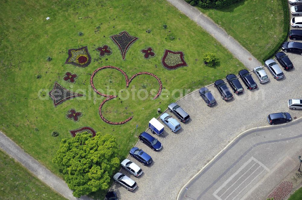 Magdeburg from above - Blick auf den Park am Herrenkrug Parkhotel an der Elbe. Die erstmalige Erwähnung des Herrenkrugs war im 17. Jahrhundert, als Wirtshaus. Die Umliegende Parkanlage entwickelte sich im 19. Jahrhundert zum Ausflugsziel und das Restaurant wurde zu einem der größten in Deutschland. Der Park wird 1995 unter Denkmalschutz gestellt. Das heutige Hotel entstand in den 1990er Jahren und wurde mit dem Architekturpreis ausgezeichnet. Das 4 Sterne Hotel liegt direkt am Ufer der Elbe. Es bietet einen Wellness- und Spa Bereich, sowie Seminar- und Konferenzräume. Kontakt: Herrenkrug GmbH, Herrenkrug Parkhotel an der Elbe, Herrenkrug 3, 39114 Magdeburg, Tel. 0391 / 85 08 0, info@herrenkrug.de