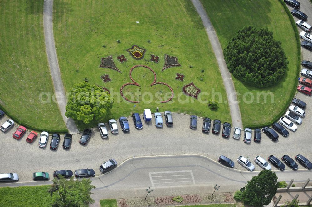 Magdeburg from the bird's eye view: Blick auf den Park am Herrenkrug Parkhotel an der Elbe. Die erstmalige Erwähnung des Herrenkrugs war im 17. Jahrhundert, als Wirtshaus. Die Umliegende Parkanlage entwickelte sich im 19. Jahrhundert zum Ausflugsziel und das Restaurant wurde zu einem der größten in Deutschland. Der Park wird 1995 unter Denkmalschutz gestellt. Das heutige Hotel entstand in den 1990er Jahren und wurde mit dem Architekturpreis ausgezeichnet. Das 4 Sterne Hotel liegt direkt am Ufer der Elbe. Es bietet einen Wellness- und Spa Bereich, sowie Seminar- und Konferenzräume. Kontakt: Herrenkrug GmbH, Herrenkrug Parkhotel an der Elbe, Herrenkrug 3, 39114 Magdeburg, Tel. 0391 / 85 08 0, info@herrenkrug.de