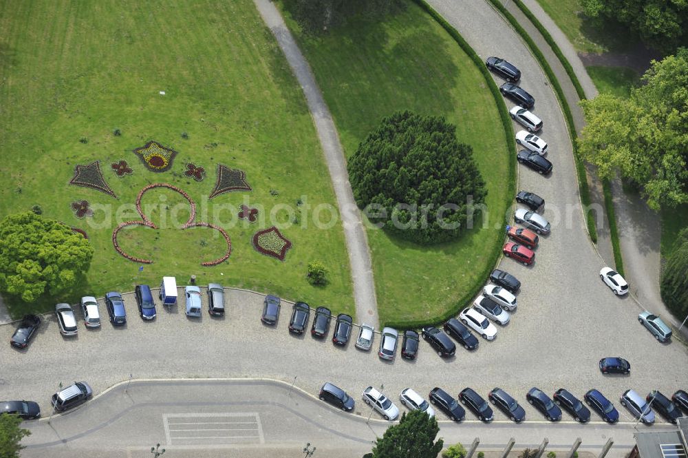 Aerial image Magdeburg - Blick auf den Park am Herrenkrug Parkhotel an der Elbe. Die erstmalige Erwähnung des Herrenkrugs war im 17. Jahrhundert, als Wirtshaus. Die Umliegende Parkanlage entwickelte sich im 19. Jahrhundert zum Ausflugsziel und das Restaurant wurde zu einem der größten in Deutschland. Der Park wird 1995 unter Denkmalschutz gestellt. Das heutige Hotel entstand in den 1990er Jahren und wurde mit dem Architekturpreis ausgezeichnet. Das 4 Sterne Hotel liegt direkt am Ufer der Elbe. Es bietet einen Wellness- und Spa Bereich, sowie Seminar- und Konferenzräume. Kontakt: Herrenkrug GmbH, Herrenkrug Parkhotel an der Elbe, Herrenkrug 3, 39114 Magdeburg, Tel. 0391 / 85 08 0, info@herrenkrug.de