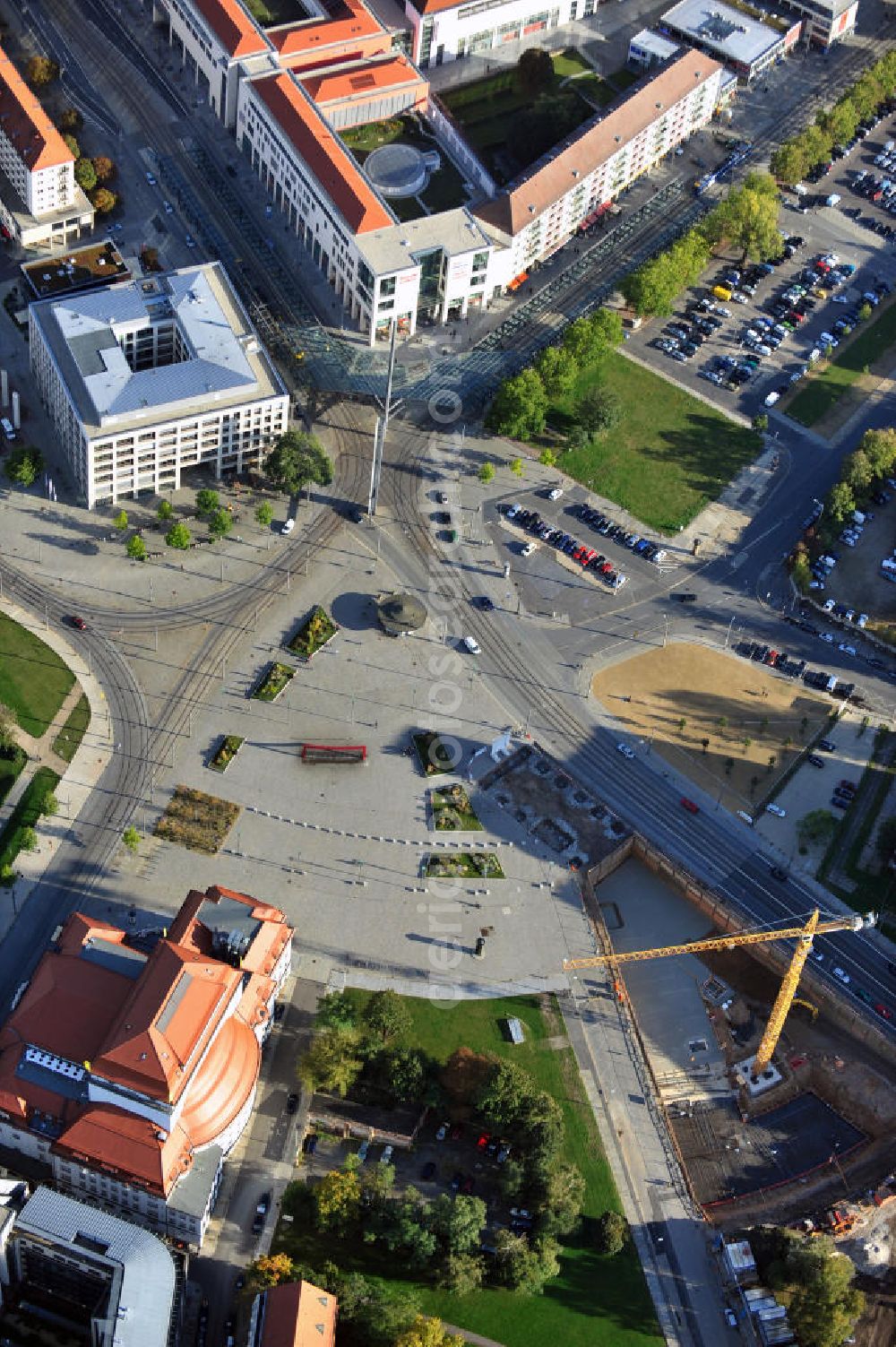 Aerial photograph Dresden - Der Postplatz ist ein zentraler Platz in Dresden und wichtiger Verkehrsknotenpunkt, vor allem für den öffentlichen Personennahverkehr. Er befindet sich in der Altstadt. Am Rand ist das Staatsschauspiel Dresden.// The post square is a central place in Dresden. It is located in the historic centre. The Dresden State Theatre is located nearby.