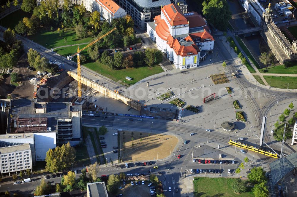 Dresden from above - Der Postplatz ist ein zentraler Platz in Dresden und wichtiger Verkehrsknotenpunkt, vor allem für den öffentlichen Personennahverkehr. Er befindet sich in der Altstadt. Am Rand ist das Staatsschauspiel Dresden.// The post square is a central place in Dresden. It is located in the historic centre. The Dresden State Theatre is located nearby.