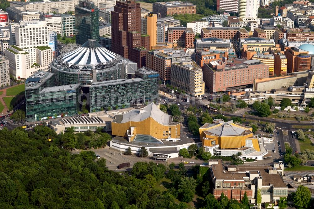 Berlin from the bird's eye view: The new buildings with Kollhoff Tower, Bahn-Tower Sony Center at Potsdamer Platz is almost completed. The Parkkollonaden are incurred. In the foreground the Philharmonic and the Chamber Music Hall