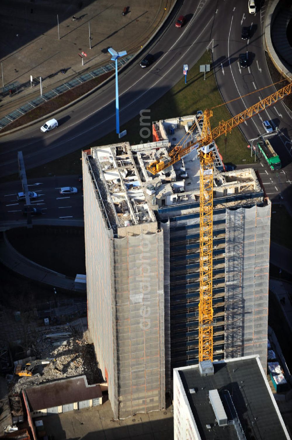 Aerial image Halle / Saale - View of the demolition of a residential twin tower of the Riebeckplatz 10 in Halle. The 22-storey residential building had to give way for a redesign of the Riebeckplatz. First, the building has been completely cleared and seeded. The Reinwald Entsorgungs company is responsible for decommissioning