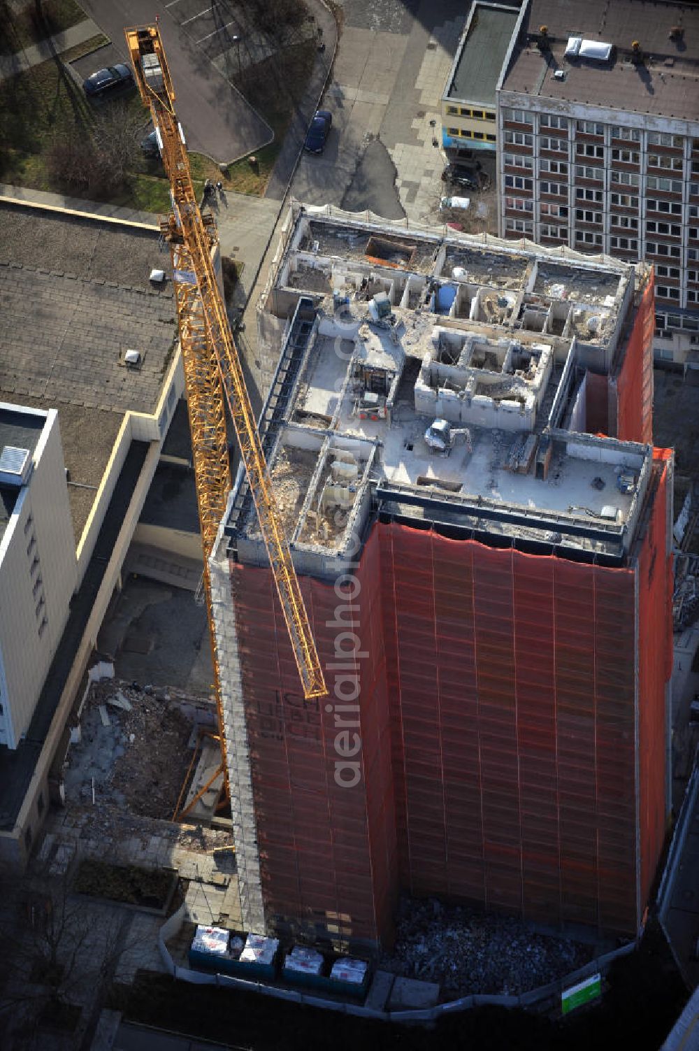 Halle / Saale from above - View of the demolition of a residential twin tower of the Riebeckplatz 10 in Halle. The 22-storey residential building had to give way for a redesign of the Riebeckplatz. First, the building has been completely cleared and seeded. The Reinwald Entsorgungs company is responsible for decommissioning