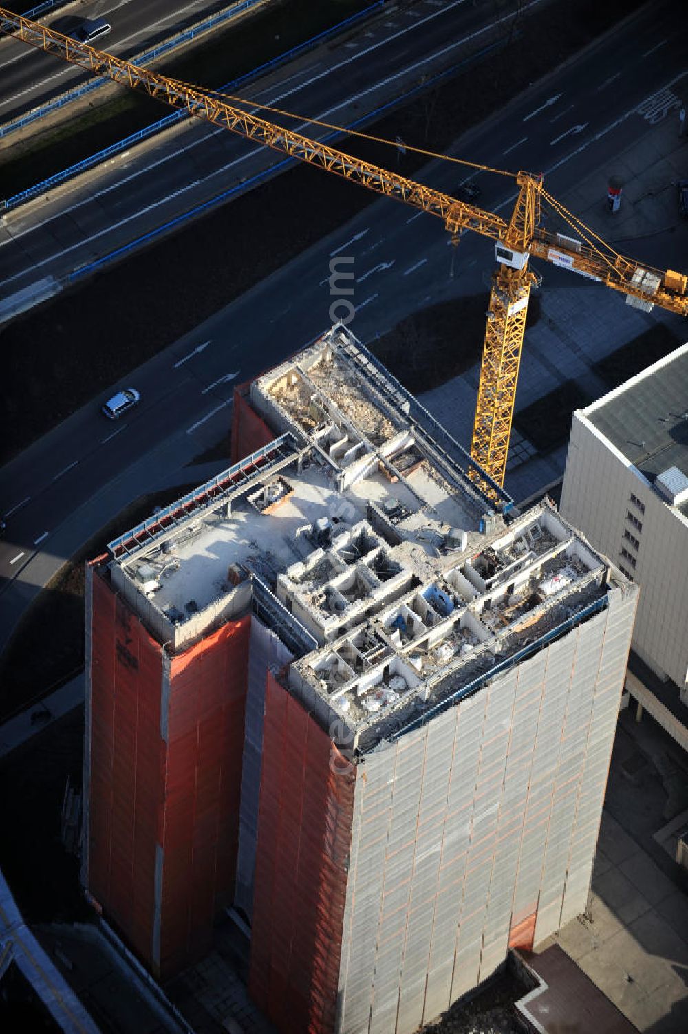 Halle / Saale from the bird's eye view: View of the demolition of a residential twin tower of the Riebeckplatz 10 in Halle. The 22-storey residential building had to give way for a redesign of the Riebeckplatz. First, the building has been completely cleared and seeded. The Reinwald Entsorgungs company is responsible for decommissioning