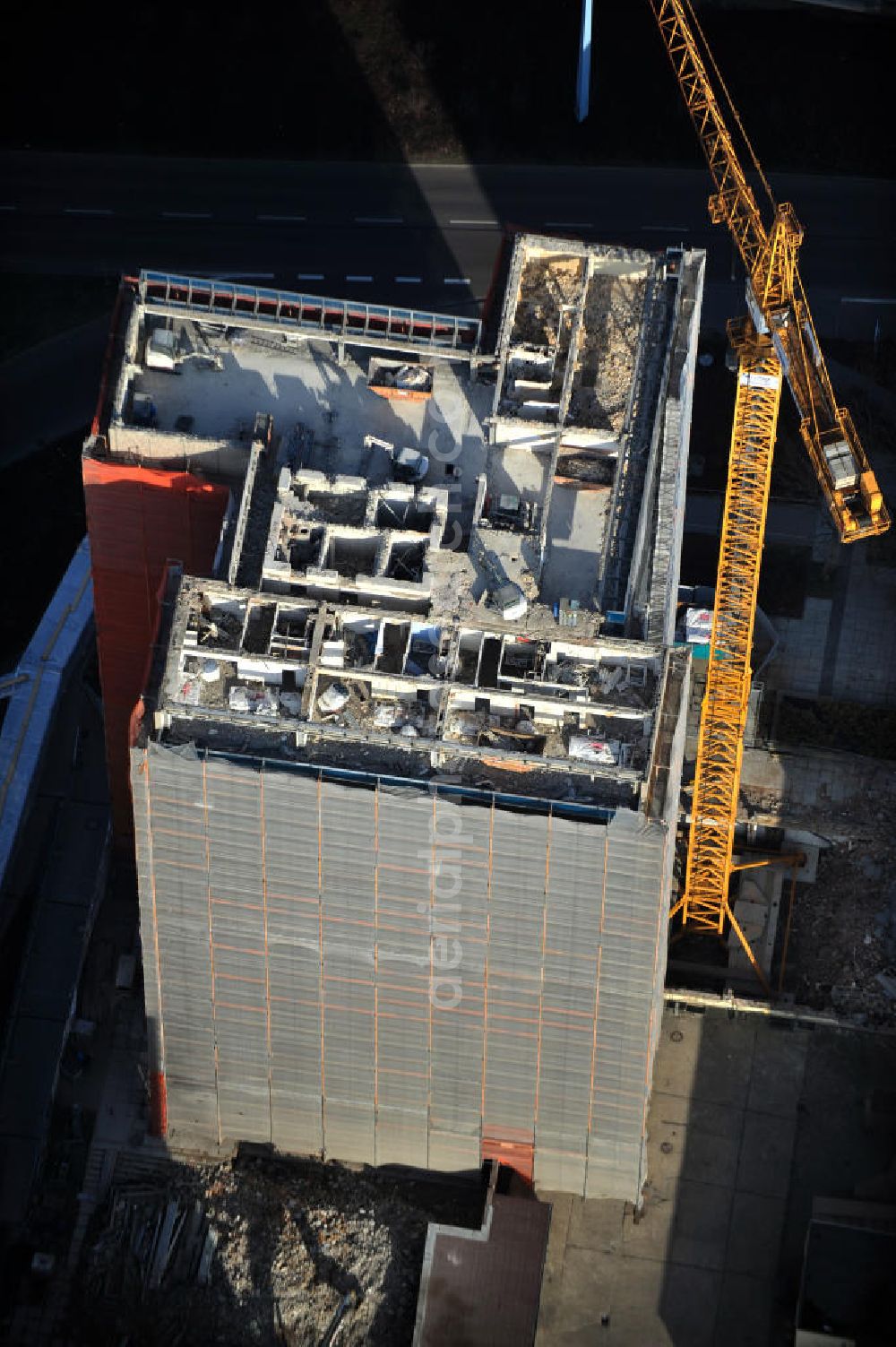 Aerial image Halle / Saale - View of the demolition of a residential twin tower of the Riebeckplatz 10 in Halle. The 22-storey residential building had to give way for a redesign of the Riebeckplatz. First, the building has been completely cleared and seeded. The Reinwald Entsorgungs company is responsible for decommissioning