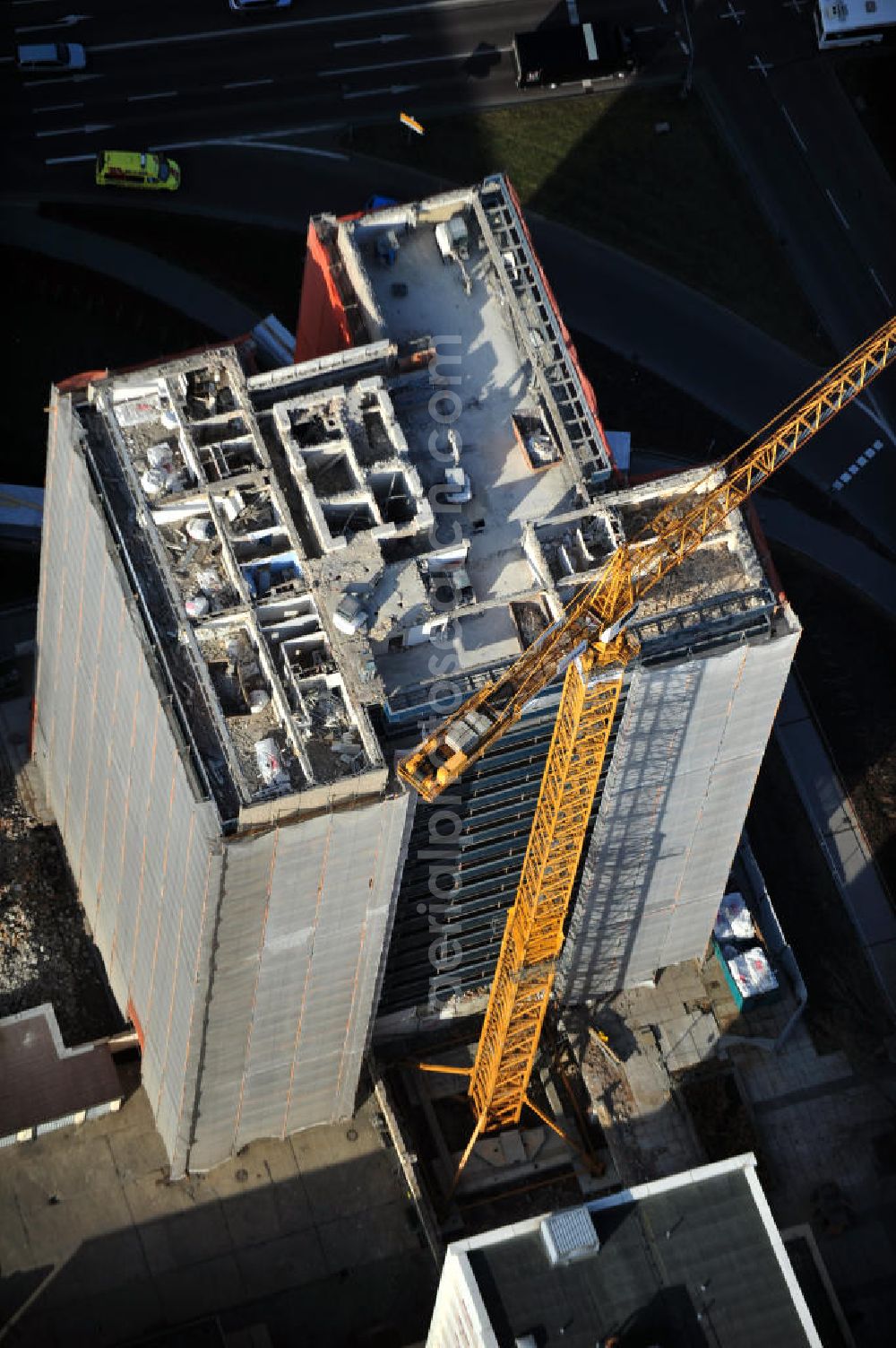 Aerial photograph Halle / Saale - View of the demolition of a residential twin tower of the Riebeckplatz 10 in Halle. The 22-storey residential building had to give way for a redesign of the Riebeckplatz. First, the building has been completely cleared and seeded. The Reinwald Entsorgungs company is responsible for decommissioning