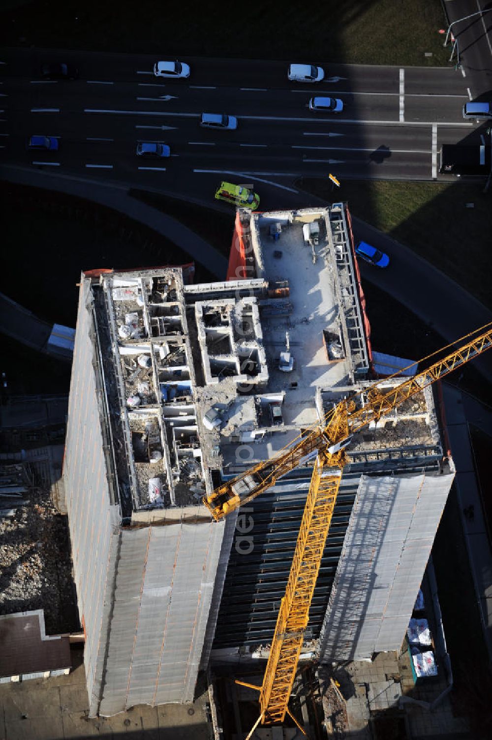 Halle / Saale from above - View of the demolition of a residential twin tower of the Riebeckplatz 10 in Halle. The 22-storey residential building had to give way for a redesign of the Riebeckplatz. First, the building has been completely cleared and seeded. The Reinwald Entsorgungs company is responsible for decommissioning