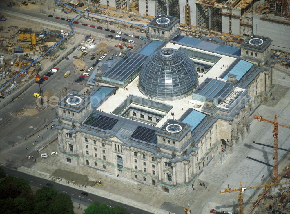 Aerial photograph Berlin - Die Baustelle des Reichstag / Bundestag in Berlin. Im Hintergrund das im Bau befindliche Paul-Löbe-Haus, ein Parlamentsgebäude.