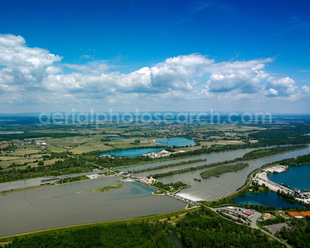 Aerial photograph Kehl - The river Rhine at the city of Kehl in the state of Baden-Württemberg. In the overview visible is the run of the river through the landscape. The Rhine is the border to France in that area and is important for shipping and transportation and is surrounded by woods, small lakes and fields. The focus lies on the artificial pond Rheinau-Honau