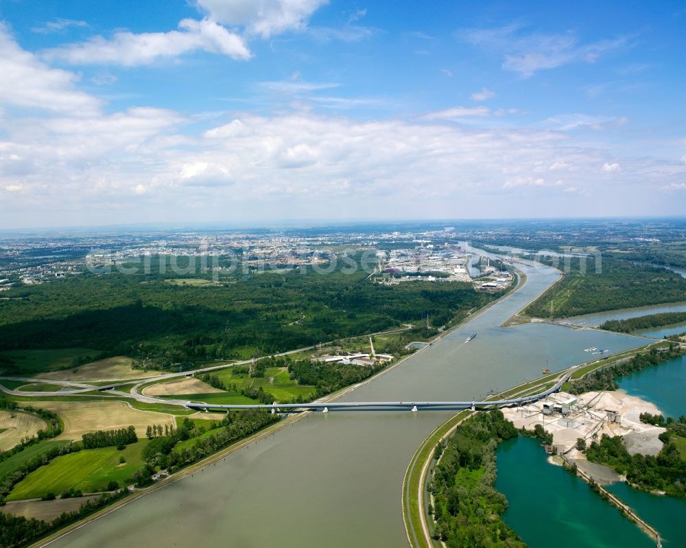 Kehl from the bird's eye view: The river Rhine at the city of Kehl in the state of Baden-Württemberg. In the overview visible is the run of the river through the landscape. The Rhine is the border to France in that area and is important for shipping and transportation and is surrounded by woods, small lakes and fields. The focus lies on the artificial pond Rheinau-Honau