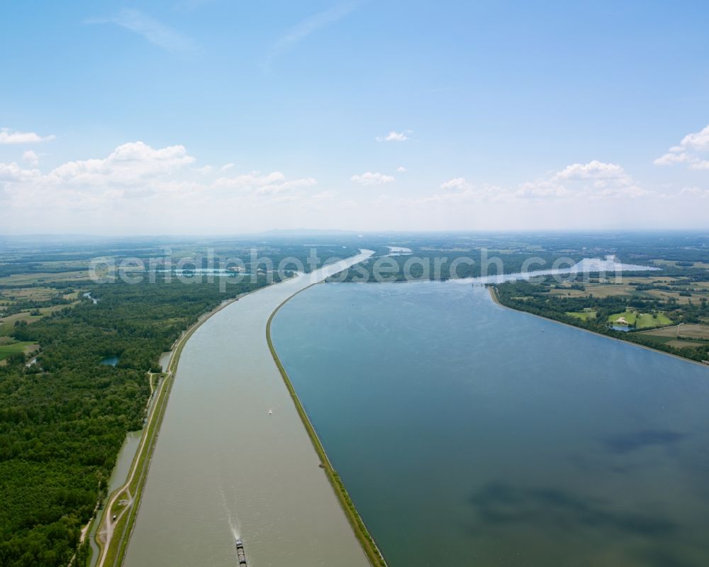 Aerial photograph Kehl - The river Rhine at the city of Kehl in the state of Baden-Württemberg. In the overview visible is the run of the river through the landscape. The Rhine is the border to France in that area and is important for shipping and transportation and is surrounded by woods, small lakes and fields