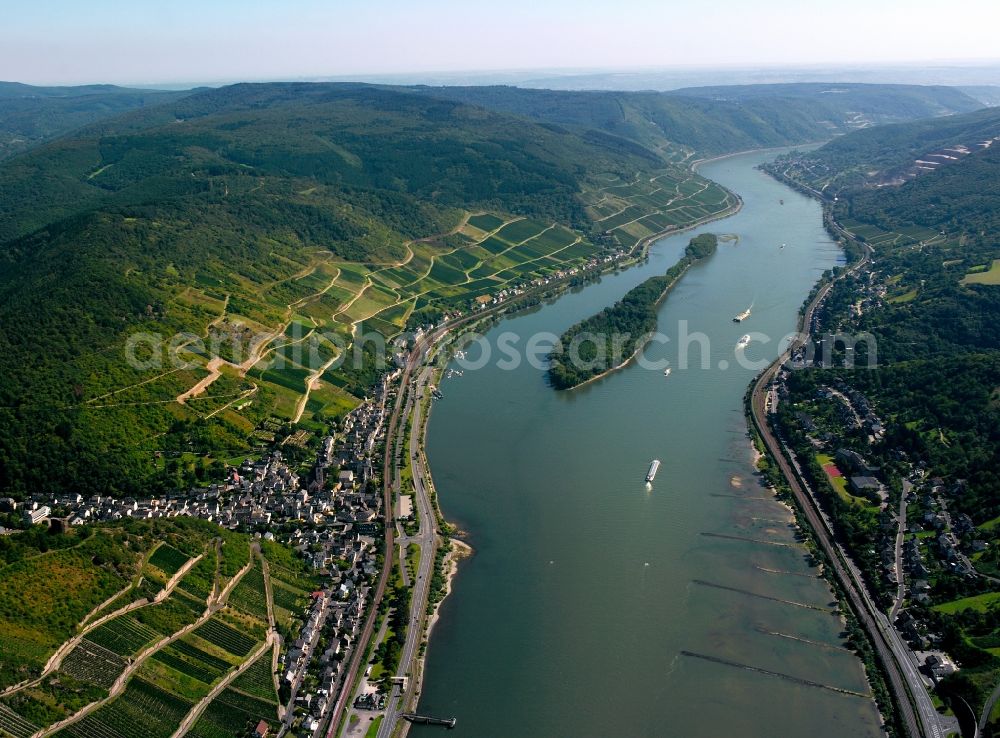 Lorch from the bird's eye view: The Rhine at Lorch in Rheingau in the state of Hesse. The river forms the border between the states of Hesse and Rhineland-Palatinate. The village is characterised by viniculture - visible at the terraces and vineyards on the slopes of the riverbank - and tourism. The Rhine island Lorcher Werth is located in the river in front of Lorch