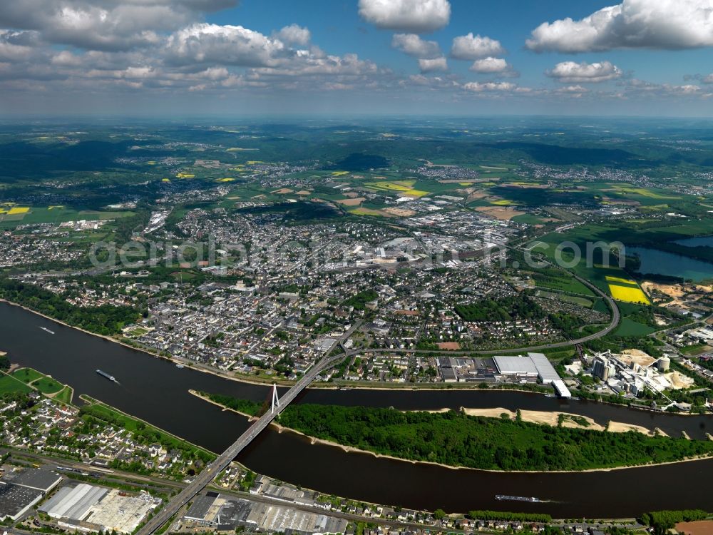 Neuwied from the bird's eye view: The Rhine and the island Weissenthurmer Werth in Neuwied in the state of Rhineland-Palatinate. The town is located on the East riverbank. The town of Weissenthurm is located in the Southwest of the river. A bridge connects the two towns and makes the island accessible. View of the town centre of Neuwied