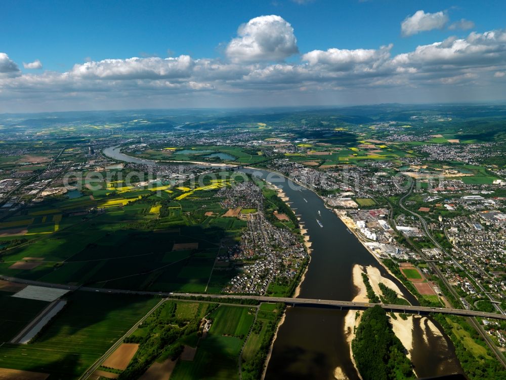 Aerial photograph Koblenz - The river Rhine in Koblenz in the state of Rhineland-Palatinate. The metropolitan area of Koblenz is one of the oldest cities in Germany. Parts of Koblenz belong to the UNESCO world heritage. The river separates the city. Bridges, ships and small islands mark the run of the river in the area