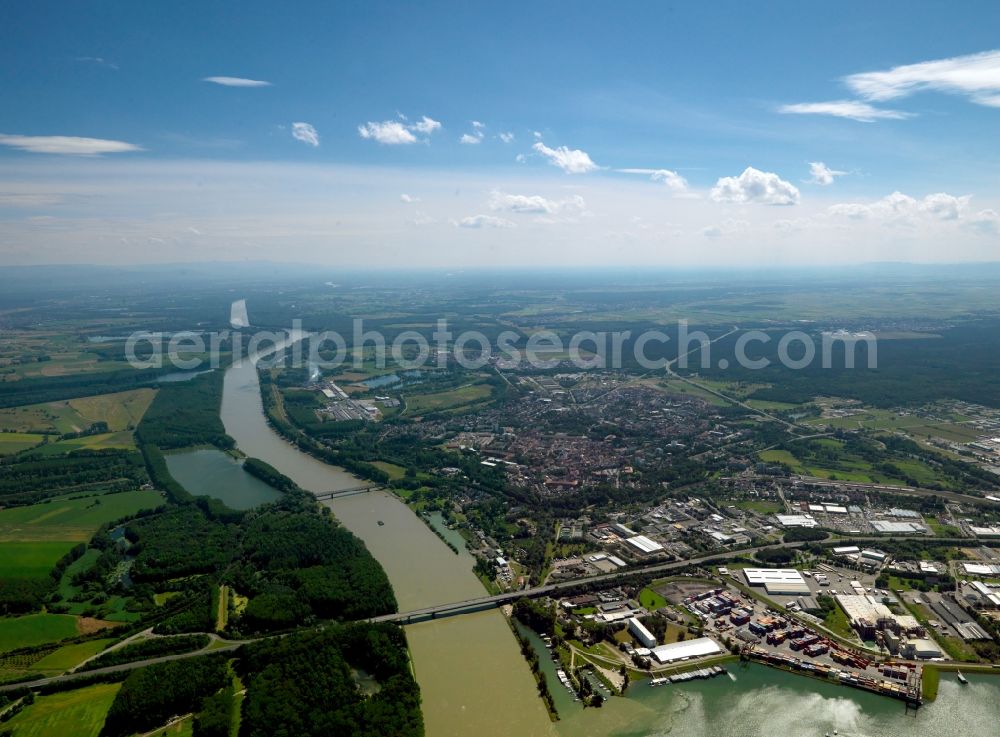 Speyer from the bird's eye view: The Rhine and its surrounding landscape in the urban area of Speyer in the state of Rhineland-Palatinate. Speyer is an important town of the Rhine-Neckar metropolitan region. After its regulation, the landscape surrounding the Rhine is still characterised by old and disused river arms. The river also forms the border to the state of Baden-Württemberg