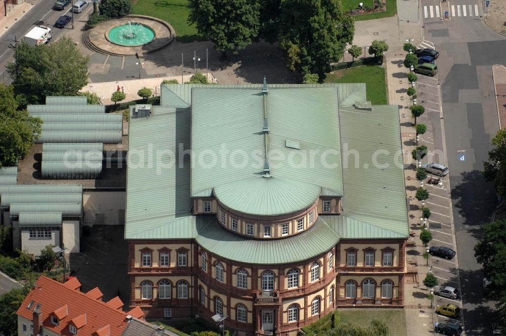 Neustadt an der Weinstraße from above - Blick auf den Saalbau, die Stadthalle. Das Gebäude wurde zwischen 1871 und 1873 gebaut. 1980 brannte es bis auf die Grundmauern nieder, wurde jedoch originalgetreu wieder aufgebaut. Er dient als kuturelles Zentrum der Stadt für Theater, Konzerte, Opern und Kabarett, aber auch als Kongress- und Tagungszentrum und Ballsaal. Kontakt: Tourist, Kongress und Saalbau GmbH, Bahnhofstraße 1, 67434 Neustadt an der Weinstraße, Tel. 06321 / 9268 12, saalbau@neustadt.pfalz.com,