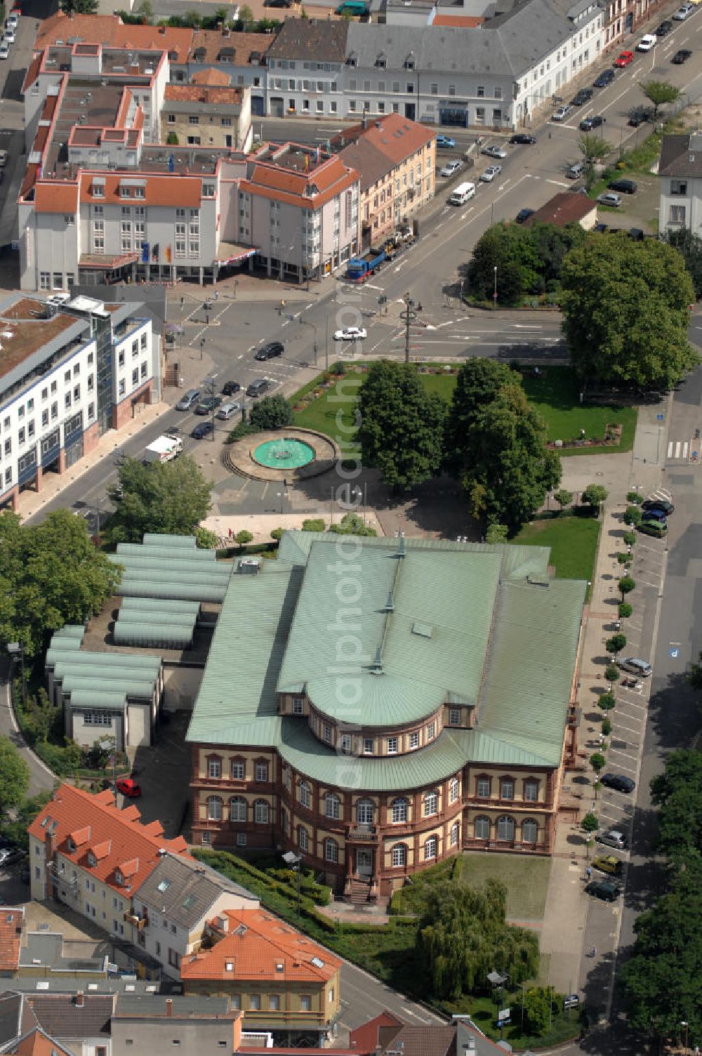 Neustadt an der Weinstraße from the bird's eye view: Blick auf den Saalbau, die Stadthalle. Das Gebäude wurde zwischen 1871 und 1873 gebaut. 1980 brannte es bis auf die Grundmauern nieder, wurde jedoch originalgetreu wieder aufgebaut. Er dient als kuturelles Zentrum der Stadt für Theater, Konzerte, Opern und Kabarett, aber auch als Kongress- und Tagungszentrum und Ballsaal. Kontakt: Tourist, Kongress und Saalbau GmbH, Bahnhofstraße 1, 67434 Neustadt an der Weinstraße, Tel. 06321 / 9268 12, saalbau@neustadt.pfalz.com,