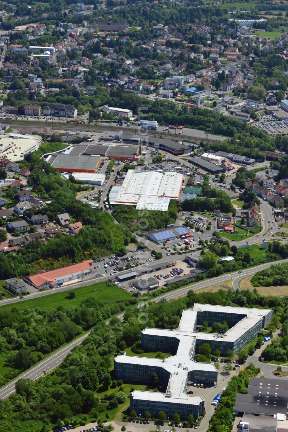 St. Wendel from above - The Globus hypermarket headquarters in the county seat of St. Wendel in the state of Saarland. Globus Holding was founded in the town and has its registered offices there. The first grocery store was built here in 1828 by Franz Bruch. Today, there are a number of hardware stores, supermarkets, hypermarkets and consumer electronics stores throughout Europe