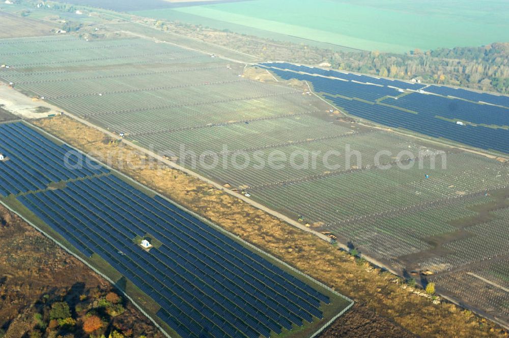 Köthen from the bird's eye view: Blick auf den Solarpark. Auf einer Fläche von 55 Hektar ist es das bundesweit zweitgrößte Photovoltaik-Kraftwerk und wurde 2008 in Betrieb genommen. Die hochmoderne PV-Anlage besteht aus ca. 200.000 dünnschicht Solarmodulen der Firma First Solar. Betrieben wird das Feld von der juwi solar GmbH. Kontakt: juwi Holding AG, Energie-Allee 1, 55286 Wörrstadt, Tel. 06732 / 96 57- 0,