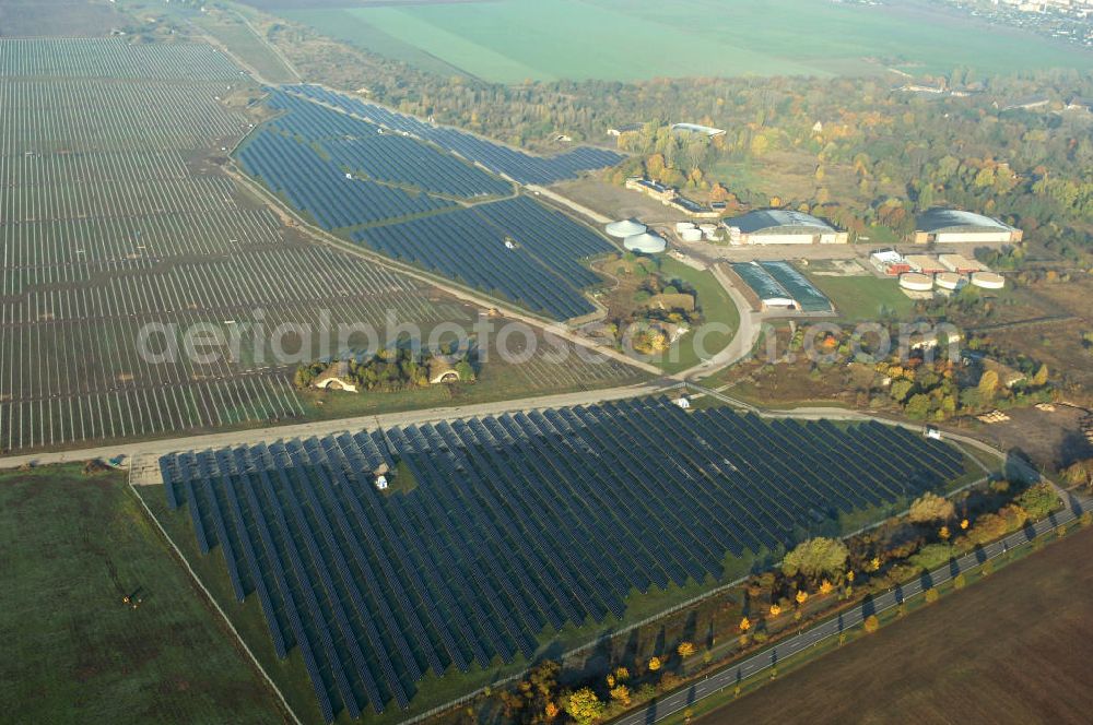 Köthen from above - Blick auf den Solarpark. Auf einer Fläche von 55 Hektar ist es das bundesweit zweitgrößte Photovoltaik-Kraftwerk und wurde 2008 in Betrieb genommen. Die hochmoderne PV-Anlage besteht aus ca. 200.000 dünnschicht Solarmodulen der Firma First Solar. Betrieben wird das Feld von der juwi solar GmbH. Kontakt: juwi Holding AG, Energie-Allee 1, 55286 Wörrstadt, Tel. 06732 / 96 57- 0,