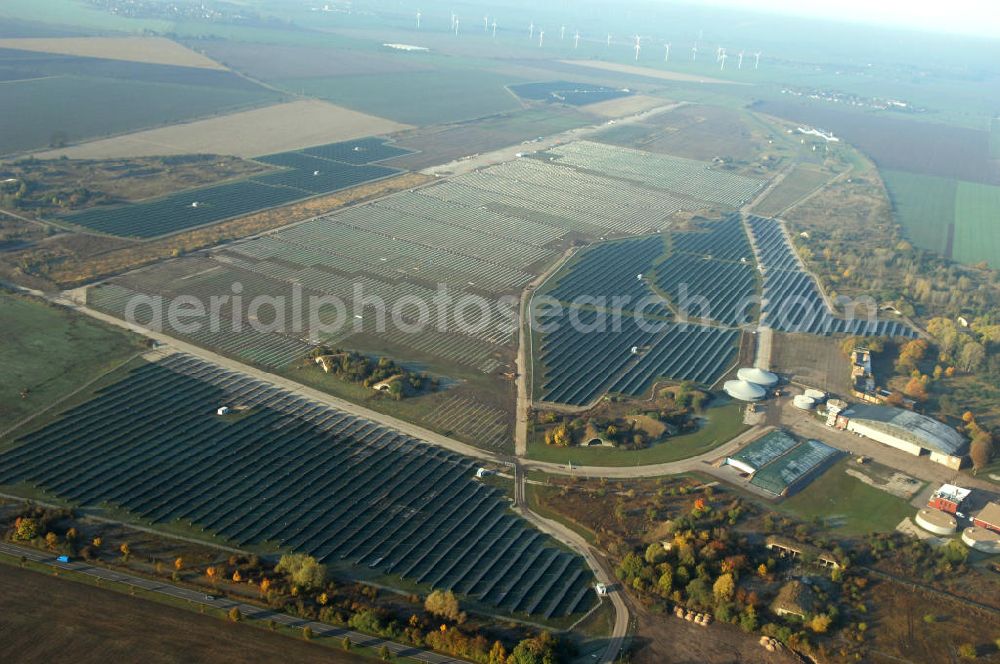 Köthen from the bird's eye view: Blick auf den Solarpark. Auf einer Fläche von 55 Hektar ist es das bundesweit zweitgrößte Photovoltaik-Kraftwerk und wurde 2008 in Betrieb genommen. Die hochmoderne PV-Anlage besteht aus ca. 200.000 dünnschicht Solarmodulen der Firma First Solar. Betrieben wird das Feld von der juwi solar GmbH. Kontakt: juwi Holding AG, Energie-Allee 1, 55286 Wörrstadt, Tel. 06732 / 96 57- 0,