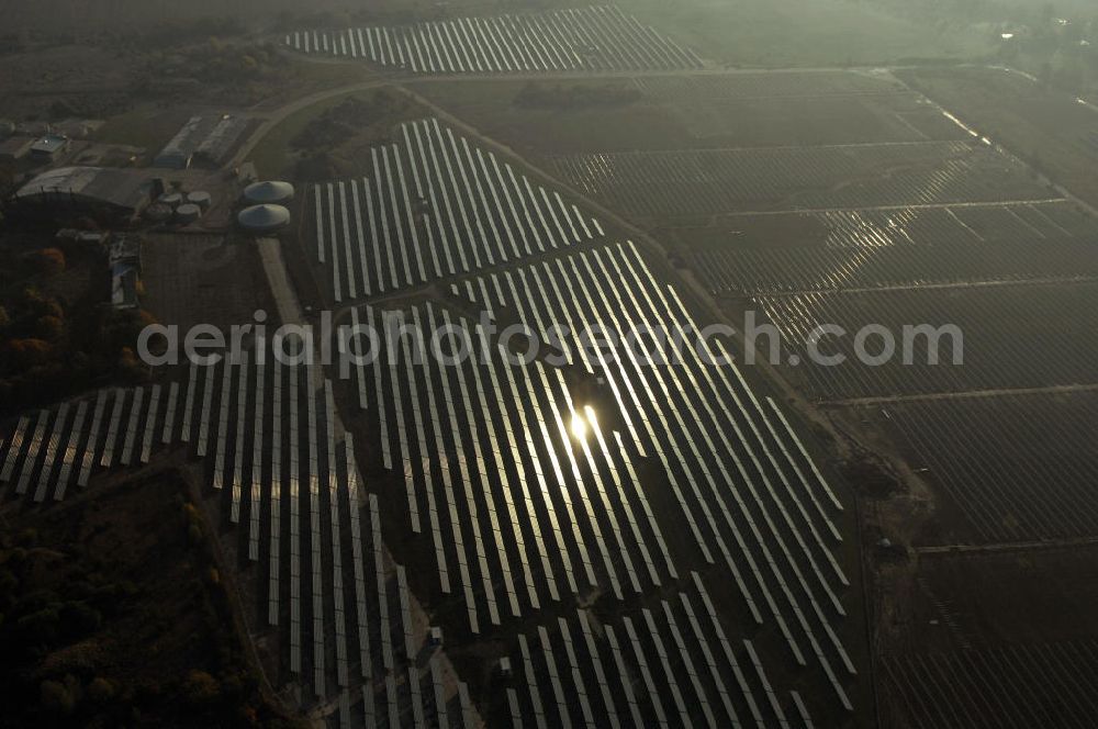 Köthen from above - Blick auf den Solarpark. Auf einer Fläche von 55 Hektar ist es das bundesweit zweitgrößte Photovoltaik-Kraftwerk und wurde 2008 in Betrieb genommen. Die hochmoderne PV-Anlage besteht aus ca. 200.000 dünnschicht Solarmodulen der Firma First Solar. Betrieben wird das Feld von der juwi solar GmbH. Kontakt: juwi Holding AG, Energie-Allee 1, 55286 Wörrstadt, Tel. 06732 / 96 57- 0,