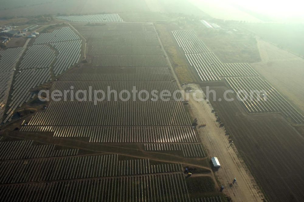 Köthen from the bird's eye view: Blick auf den Solarpark. Auf einer Fläche von 55 Hektar ist es das bundesweit zweitgrößte Photovoltaik-Kraftwerk und wurde 2008 in Betrieb genommen. Die hochmoderne PV-Anlage besteht aus ca. 200.000 dünnschicht Solarmodulen der Firma First Solar. Betrieben wird das Feld von der juwi solar GmbH. Kontakt: juwi Holding AG, Energie-Allee 1, 55286 Wörrstadt, Tel. 06732 / 96 57- 0,