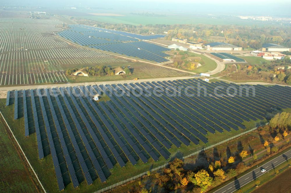 Köthen from the bird's eye view: Blick auf den Solarpark. Auf einer Fläche von 55 Hektar ist es das bundesweit zweitgrößte Photovoltaik-Kraftwerk und wurde 2008 in Betrieb genommen. Die hochmoderne PV-Anlage besteht aus ca. 200.000 dünnschicht Solarmodulen der Firma First Solar. Betrieben wird das Feld von der juwi solar GmbH. Kontakt: juwi Holding AG, Energie-Allee 1, 55286 Wörrstadt, Tel. 06732 / 96 57- 0,