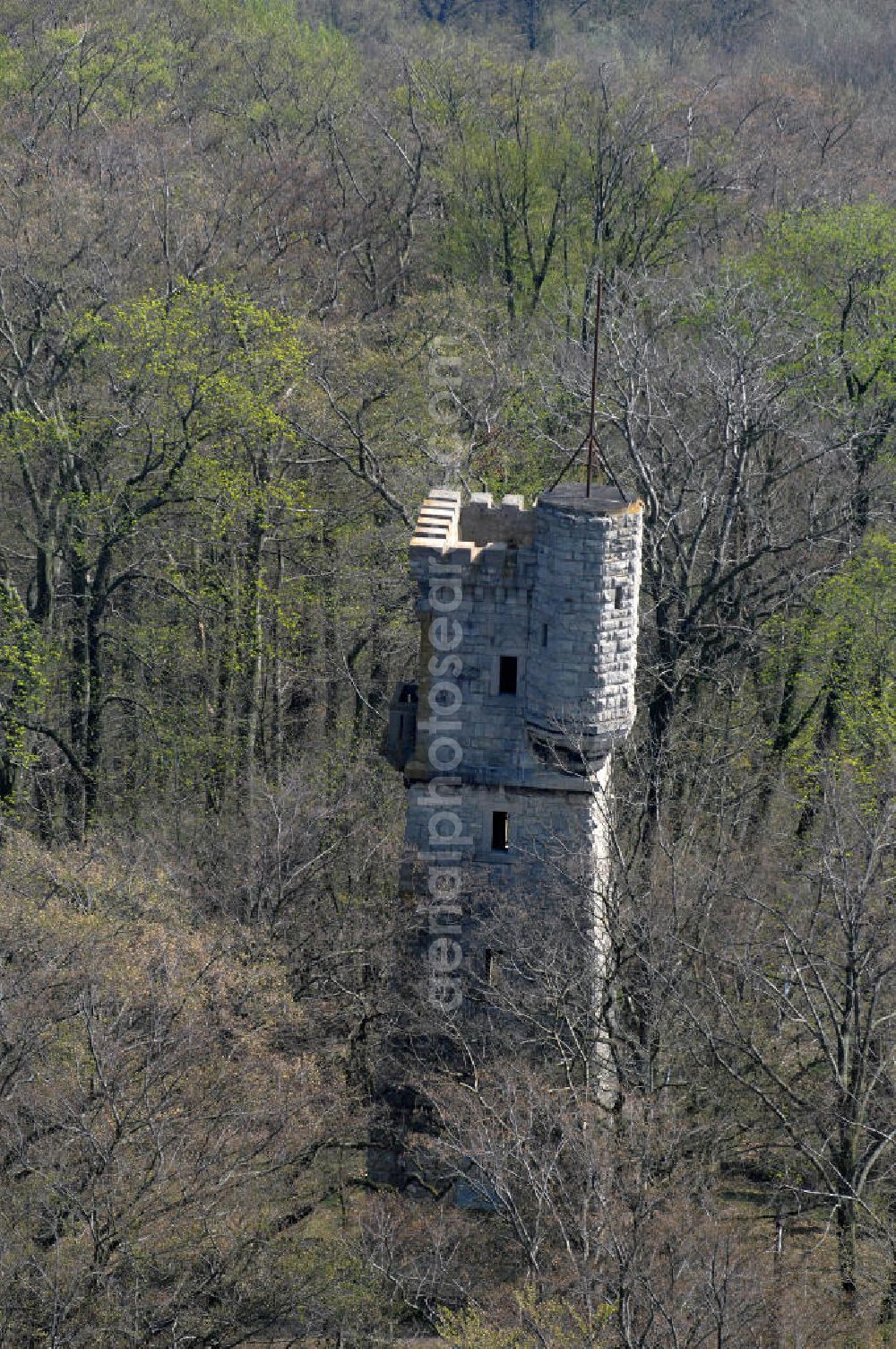 Sondershausen from the bird's eye view: Blick auf den Spatenbergturm (Bismarckturm) in Sondershausen.