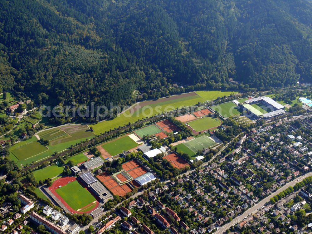 Freiburg from above - Der FT - Sportpark vom Verein Freiburger Turnerschaft e.V. in direkter Nähe zum Fußballstadion vom FC Freiburg im östlichen Stadtteil Waldsee an der Schwarzwaldstraße in Freiburg, Baden-Württemberg. Auf dem Gelände befinden sich mehrere Hallen für Sportarten wie Judo, Tischtennis, Schwimmen und so weiter. Außerdem gibt es u.a. Tennisplätze, einen Rasen - bzw. Kunstrasenplatz, ein Hockeyfeld und eine Beachvolleyball-Anlage. The FT - sportspark of the club Freiburger Turnerschaft e.V. in close vicinity to the football stadium of the FC Freiburg in the eastern district Waldsee at the street Schwarzwaldstrasse in Freiburg, Baden-Wuerttemberg. Several halls for table tennis, judo, swimming, and so on are located on the ground. Furthermore, among others, tennis courts, a grass respectively an artificial grass pitch, a hockey pitch and a beach volleyball facility are available.