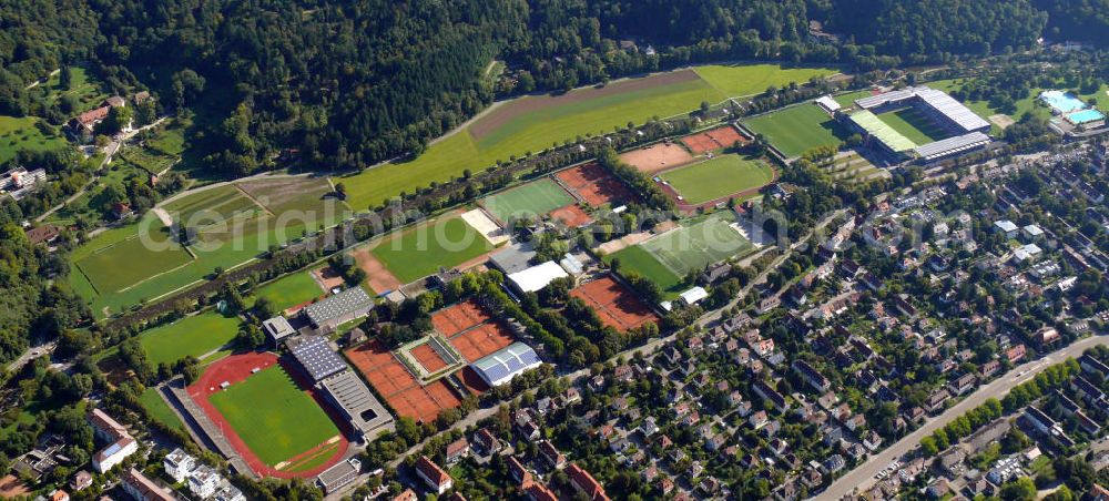 Freiburg from the bird's eye view: Der FT - Sportpark vom Verein Freiburger Turnerschaft e.V. in direkter Nähe zum Fußballstadion vom FC Freiburg im östlichen Stadtteil Waldsee an der Schwarzwaldstraße in Freiburg, Baden-Württemberg. Auf dem Gelände befinden sich mehrere Hallen für Sportarten wie Judo, Tischtennis, Schwimmen und so weiter. Außerdem gibt es u.a. Tennisplätze, einen Rasen - bzw. Kunstrasenplatz, ein Hockeyfeld und eine Beachvolleyball-Anlage. The FT - sportspark of the club Freiburger Turnerschaft e.V. in close vicinity to the football stadium of the FC Freiburg in the eastern district Waldsee at the street Schwarzwaldstrasse in Freiburg, Baden-Wuerttemberg. Several halls for table tennis, judo, swimming, and so on are located on the ground. Furthermore, among others, tennis courts, a grass respectively an artificial grass pitch, a hockey pitch and a beach volleyball facility are available.